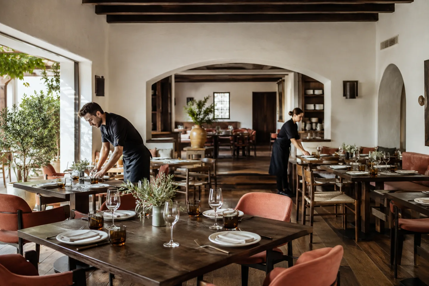 Sala de restaurante preparada para un nuevo servicio, ambientación generada
